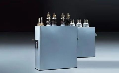 電容器在直流電路中起什么作用？