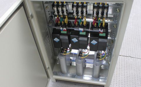 如何快速識別電容器組中有故障的低壓電容器？